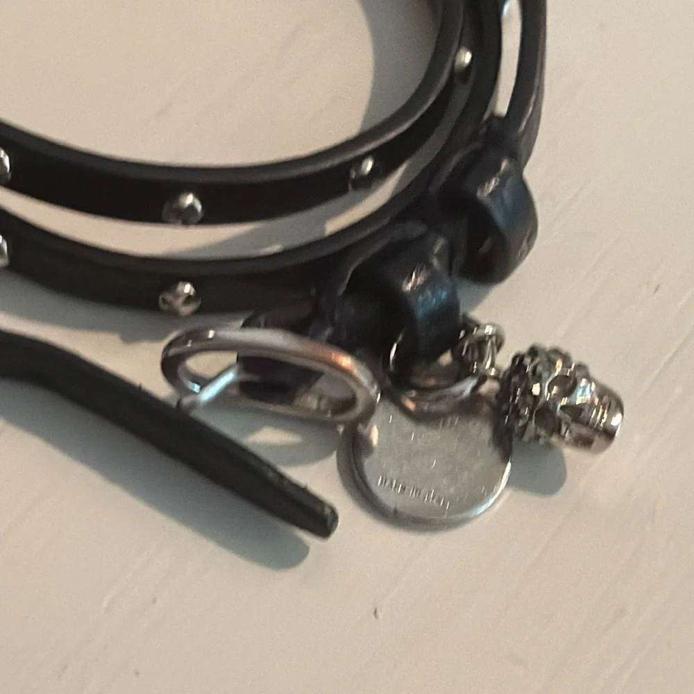 Alexander McQueen Black Leather Double Wrap studded bracelet with jeweled skull - Picture 5 of 10